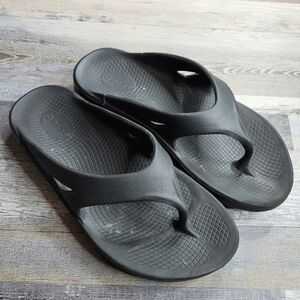 Oofos Black Flip Flop Sandals Size 42 Men's 9 or Women's 11